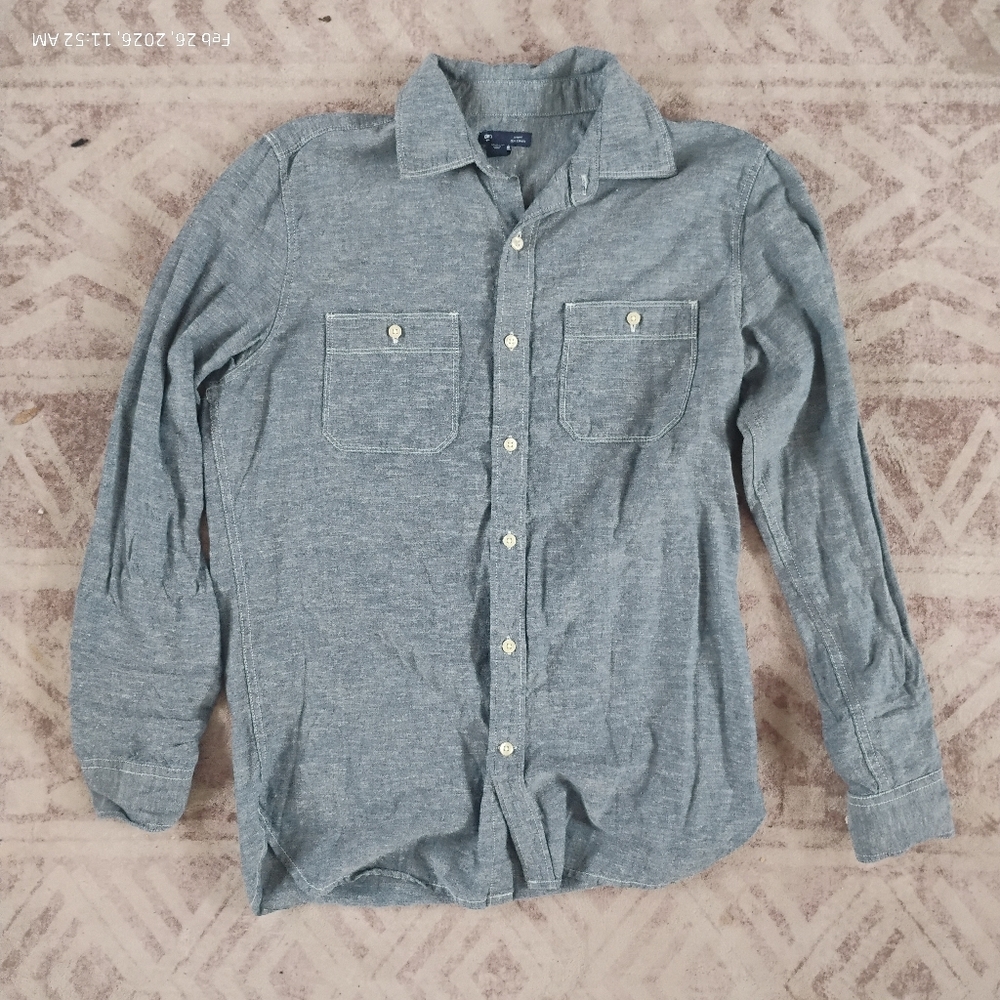 Gap Women's Medium Blue Button-Up Shirt